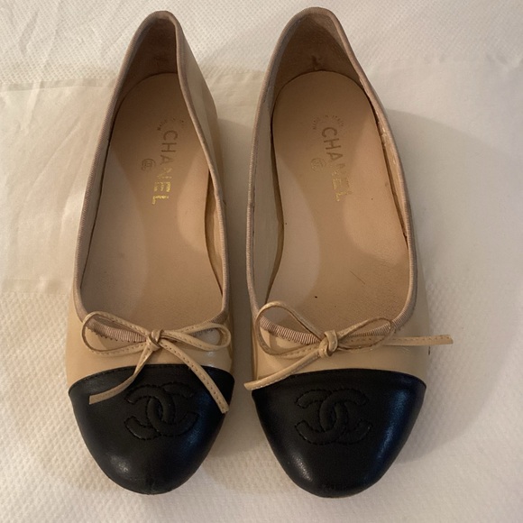 Chanel
Chanel Beige/Black Leather CC Cap Toe Bow Ballet Flats - Picture 1 of 13